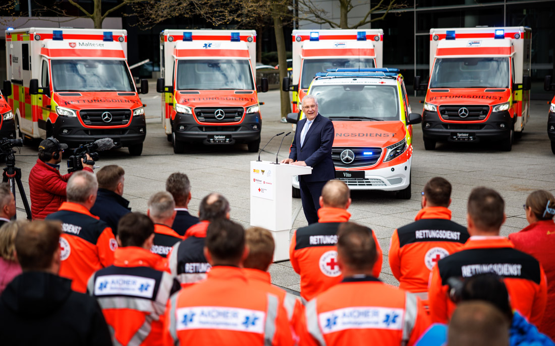 München, 26.04.2023: Fahrzeugübergabe mit dem Bayerischen Innenminister Joachim Herrmann. ©Bayerisches Rotes Kreuz