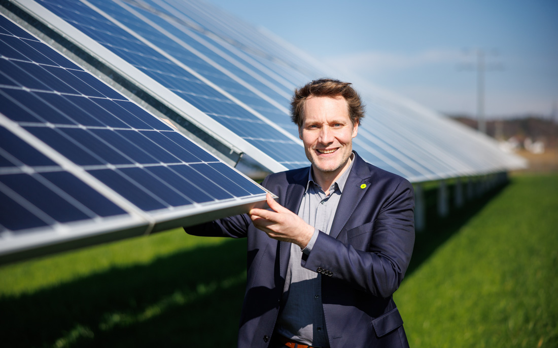 Merching, 21.04.2023: Ludwig Hartmann besucht eine Freiflächenphotovoltaikanlage. ©Grüne Fraktion
