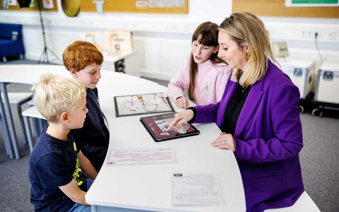 München, 27.11.2023: Kultusministerin Anna Stolz besucht die Grundschule am Bauhausplatz. ©Bayerisches Kultusministerium