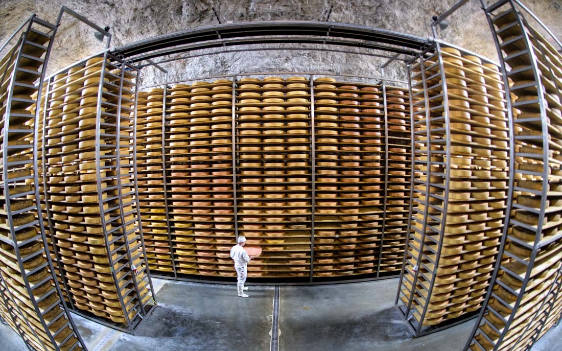 Niederndorf bei Kufstein, 24.01.2018: Käsemeister Reinhard Brunner in seiner Höhlen-Käserei. ©dpa