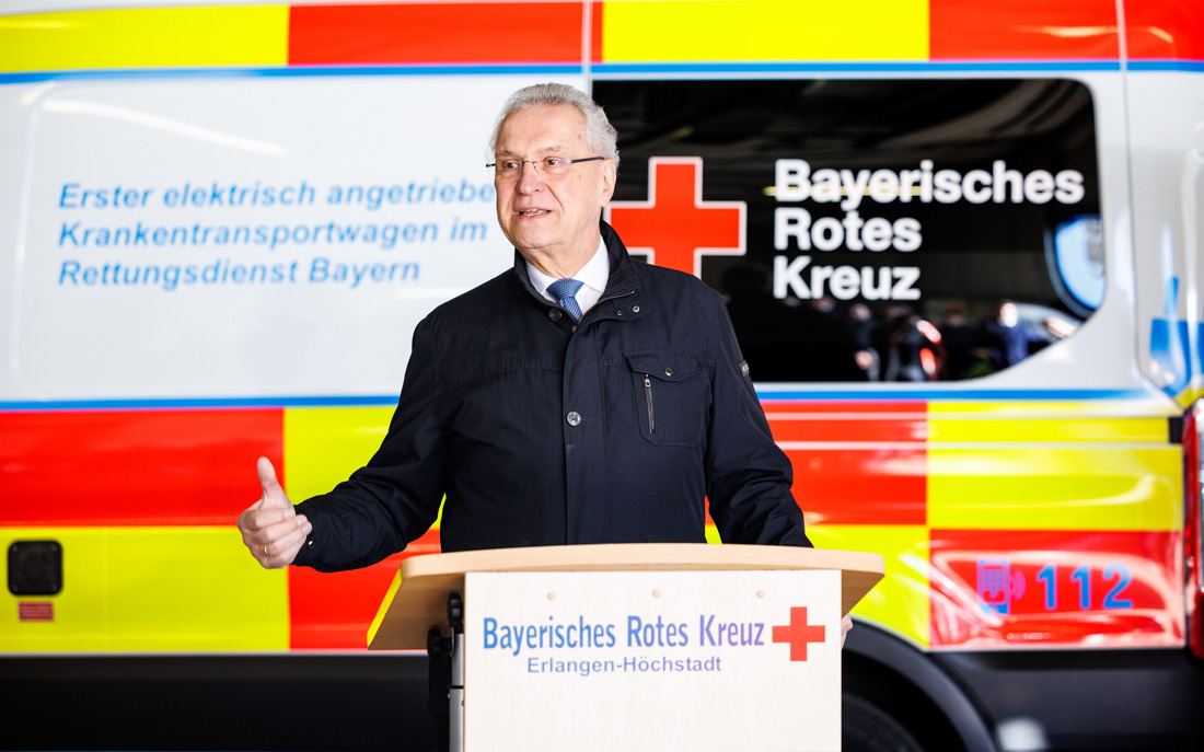 Erlangen, 08.03.2024: Innenminister Joachim Herrmann übergibt E-KTW. ©Bayerisches Rotes Kreuz