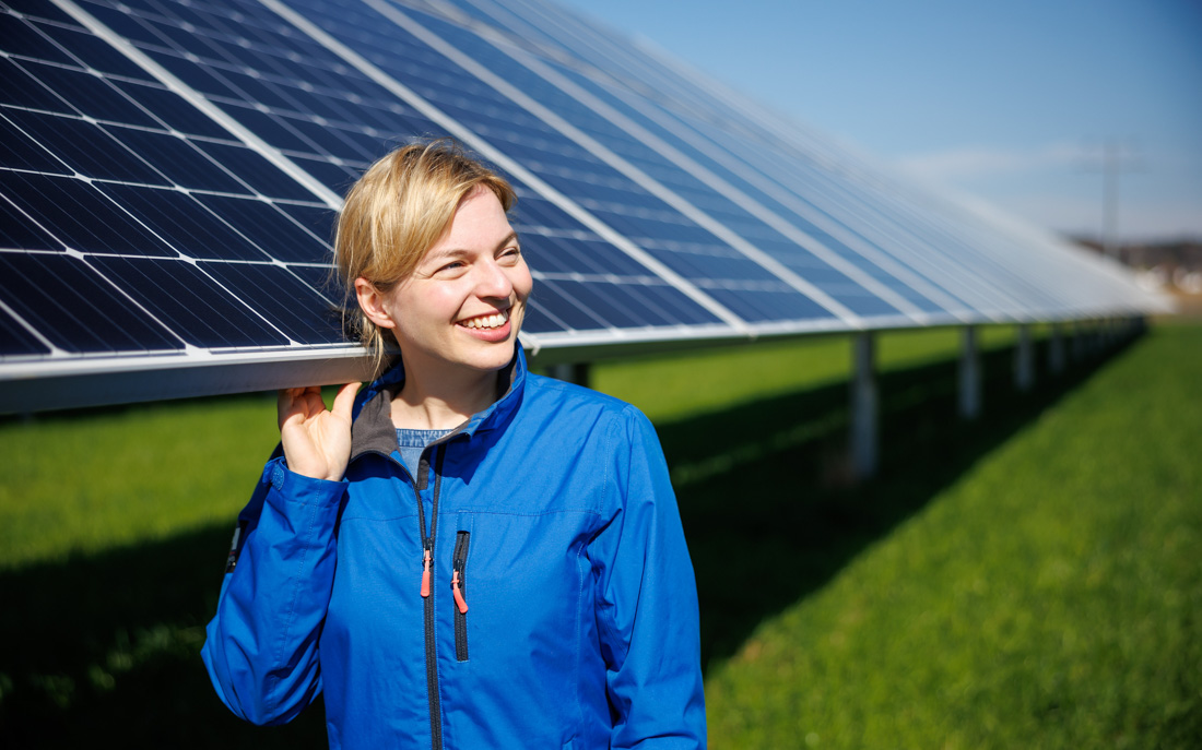 Merching, 21.04.2023: Katharina Schulze besucht eine Freiflächenphotovoltaikanlage. ©Grüne Fraktion