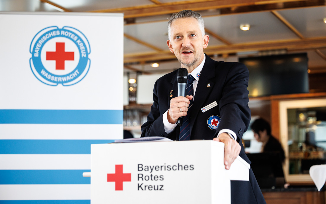 Stegen, 15.04.2023: Thomas Huber, Landesvorsitzender der Wasserwacht, spricht bei einem Ehrungsempfang. ©Bayerisches Rotes Kreuz