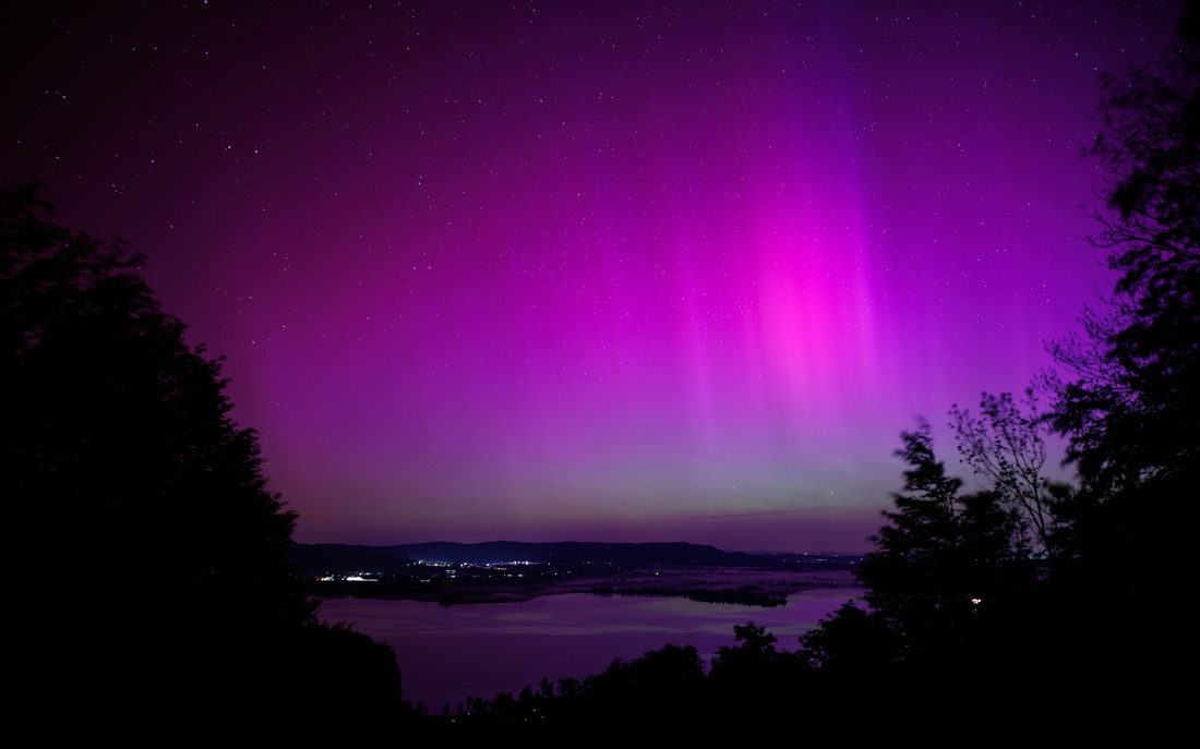 Kochel am See, 11.05.2024: Polarlichter leuchten über dem Kochelsee.